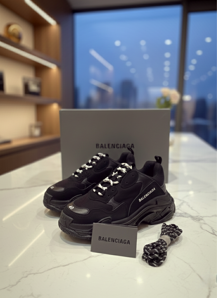 Vand Balenciaga triple X marimea 40